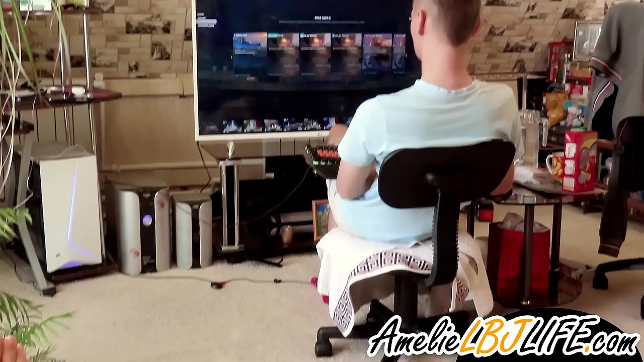 Babaye nga nag-masturbate gamit ang dulaan sa sekso alang sa iyang uyab aron magdula og mga dula sa kompyuter